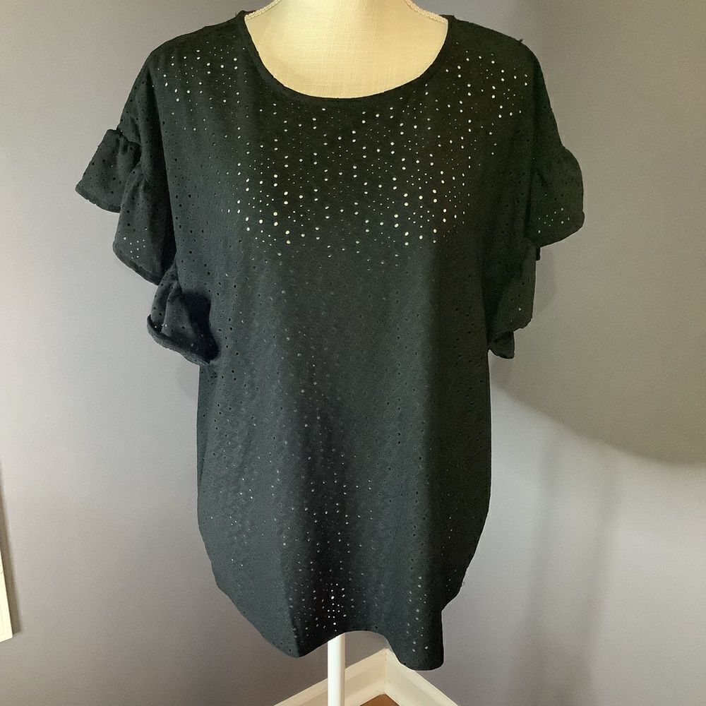 Floral & Ivy Black Eyelet Top‎
